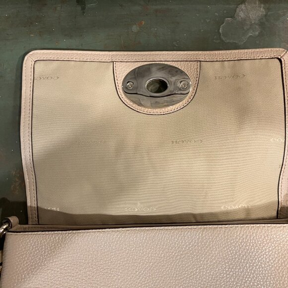 Coach Cream Crossbody Bag with Gold Chain - Picture 3 of 10